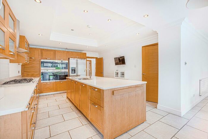 5 Bedroom Flat To Rent In Fitzalan Road, London, N3