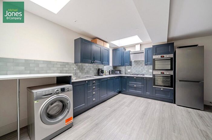 Flat To Rent In North Road, Lancing, West Sussex, BN15