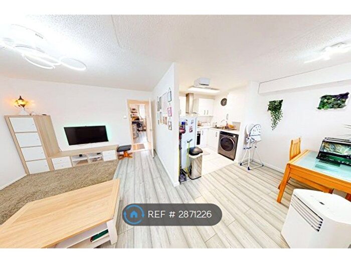 2 Bedroom Flat To Rent In Rochdale Road, Manchester, M9