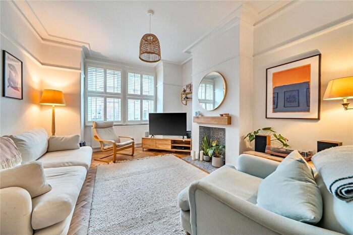 4 Bedroom Semi Detached House For Sale In Holtwhites Hill, Enfield, EN2