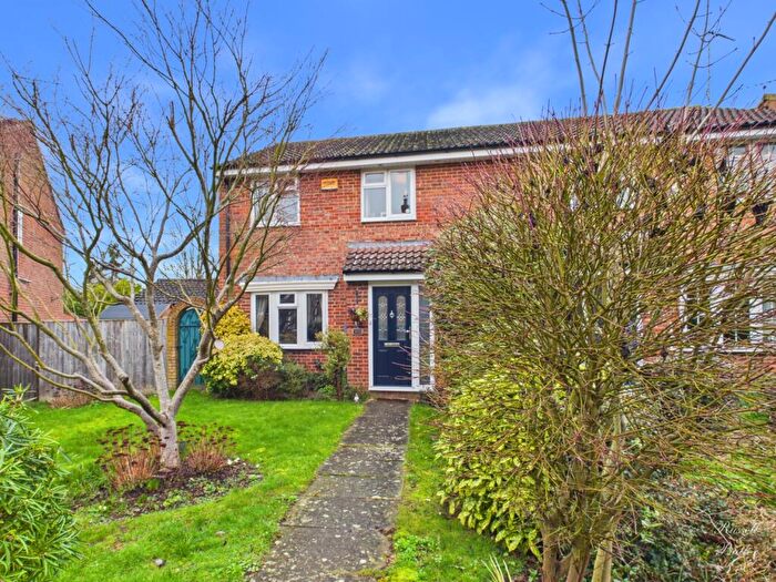 4 Bedroom Semi Detached House For Sale In Swan Close, Buckingham, Buckinghamshire, MK18