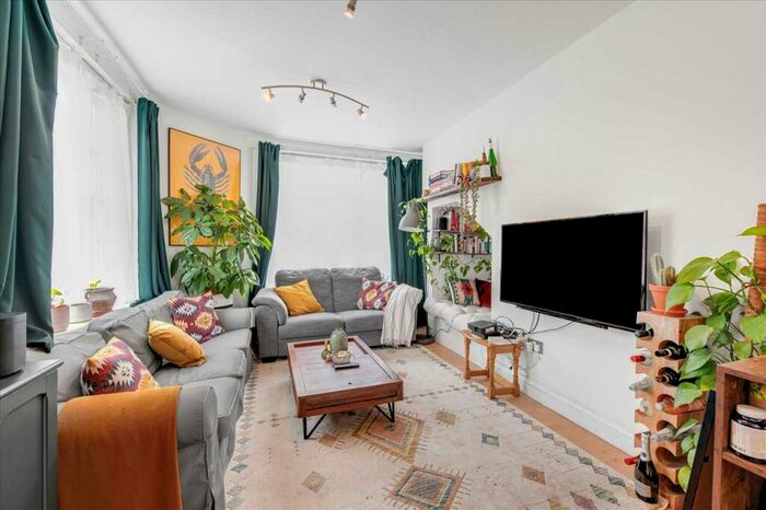 3 Bedroom Apartment To Rent In Tyneham Road, SW11