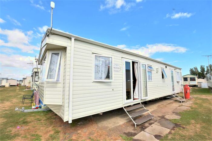 2 Bedroom Park Home To Rent In Martello Beach Holiday Park, CO15