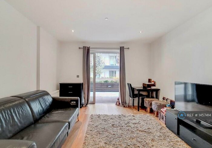 3 Bedroom Flat To Rent In Love Lane, London, SE18