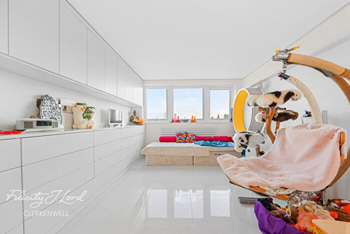 2 Bedroom Apartment For Sale In Skinner Street, London, EC1R