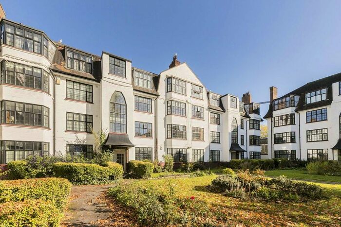 3 Bedroom Flat To Rent In Leigham Avenue, London, SW16