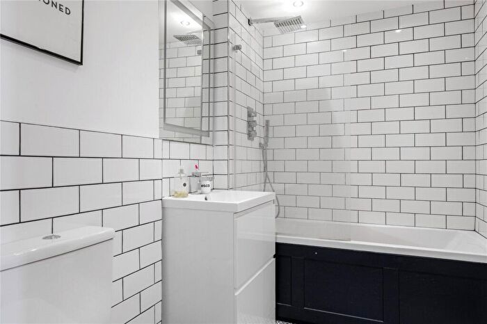 2 Bedroom Apartment To Rent In City View House, Bethnal Green Road, London, E2