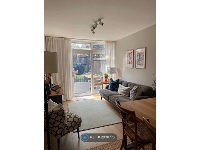 3 Bedroom Maisonette To Rent In Haltone House, London, SW4