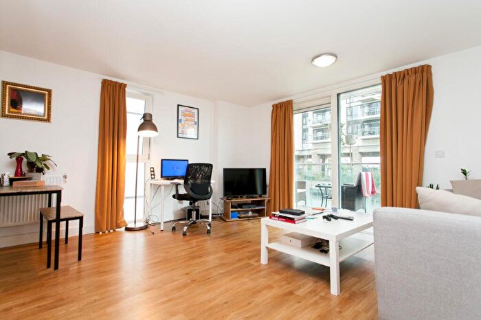 3 Bedroom Flat To Rent In Ruffin House, Roseberry Place, E8