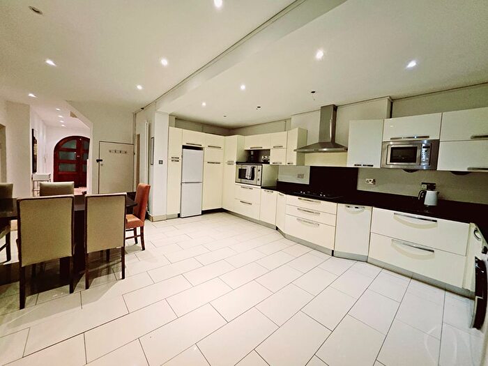5 Bedroom Semi-detached House For Sale In Meadow Drive, London, NW4
