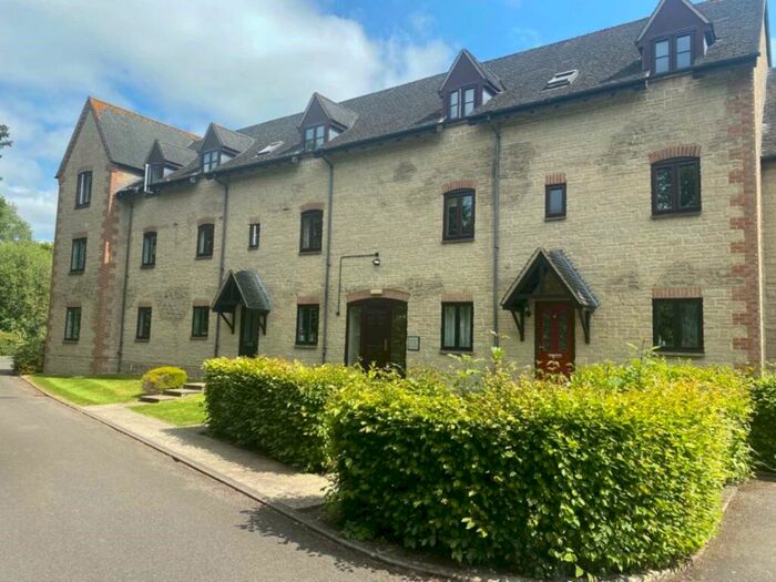 2 Bedroom Flat To Rent In Lakeside, Witney, OX28