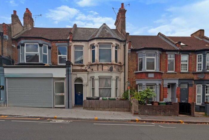 2 Bedroom Flat To Rent In Chingford Road, Walthamstow, London, E17