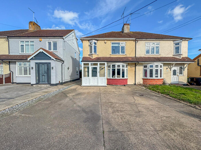 4 Bedroom Semi Detached House For Sale In Ashingdon Road, Rochford, SS4