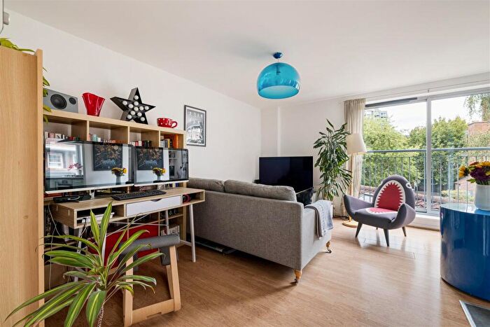 2 Bedroom Flat For Sale In Bromley High Street, Bow, E3