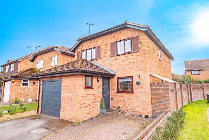 4 Bedroom Detached House For Sale In Clover Lane, Yateley, Hampshire, GU46