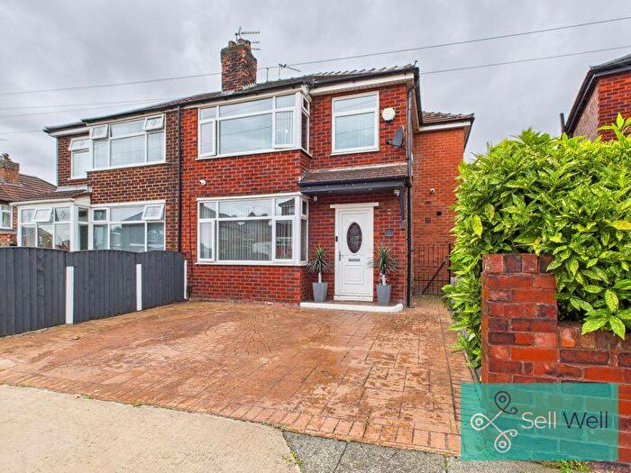 3 Bedroom Semi-Detached House For Sale In Whitegate Drive, Salford, M5