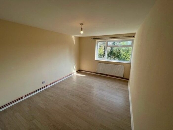 2 Bedroom Flat To Rent In Victoria Road, Wilton, SP2