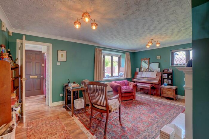 3 Bedroom Bungalow For Sale In Gresham Close, West Bridgford, Nottingham, NG2