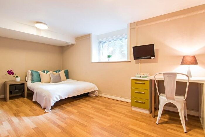 6 Bedroom Flat To Rent In Ladybarn Road, Manchester, M14