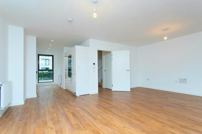 3 Bedroom Flat To Rent In Waterside Park, Kingfisher Heights, Royal Docks, E16