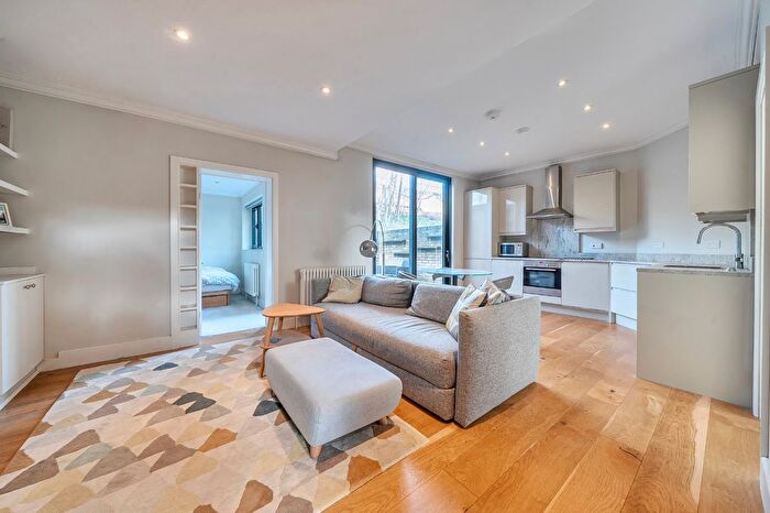 2 Bedroom Flat For Sale In Cleveland Avenue, Chiswick, London, W4