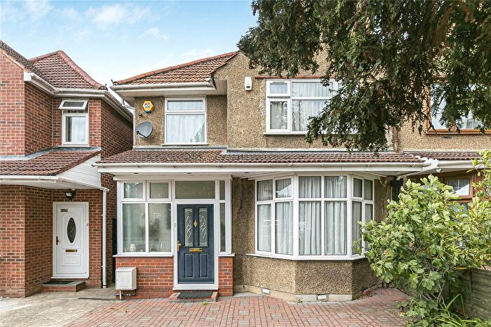 4 Bedroom Semi-Detached House For Sale In Hanworth Road, Hounslow, TW4