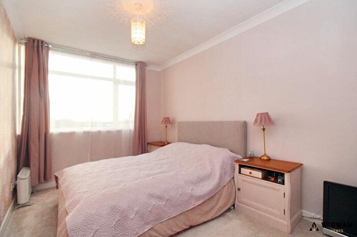 2 Bedroom Flat For Sale In Compass Road, Hull, HU6
