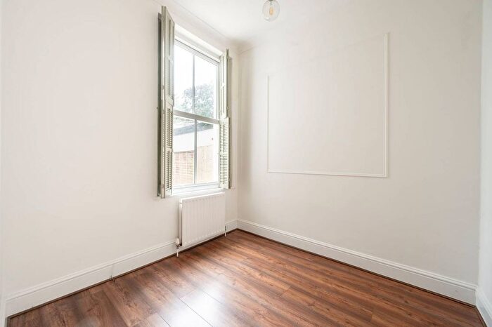 2 Bedroom Flat For Sale In Willesden Lane, Brondesbury Park, London, NW2