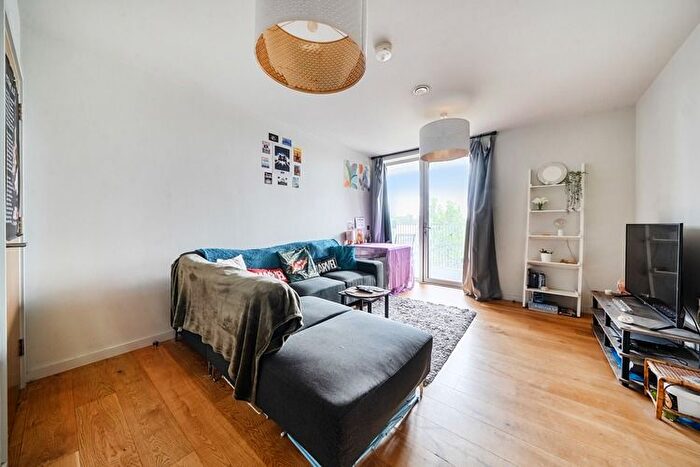 1 Bedroom Flat For Sale In Isambard Court, Brentford, London, TW8
