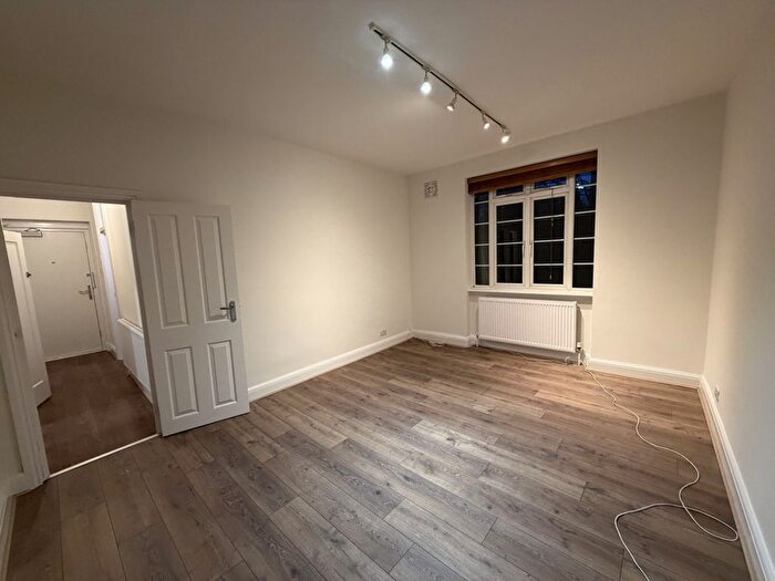 2 Bedroom Flat To Rent In Shirehall Lane, Brent Cross, NW4
