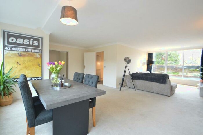 2 Bedroom Flat To Rent In Stroudwater Park, Weybridge, KT13
