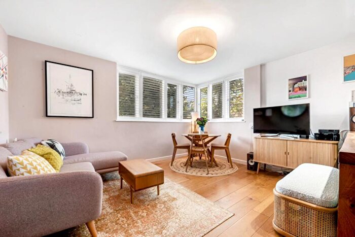 2 Bedroom Apartment For Sale In Lordship Park, London, N16