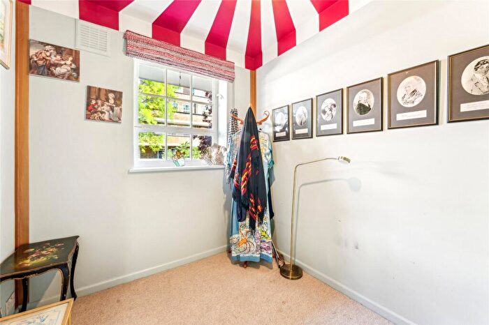 2 Bedroom Apartment To Rent In Vicarage Crescent, London, SW11