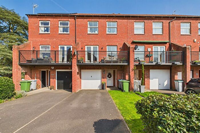 4 Bedroom Terraced House For Sale In Cameron Lane, Fernwood, NG24