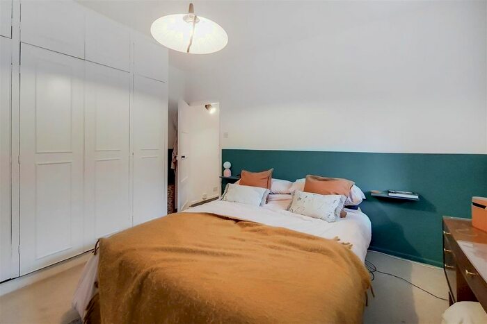 2 Bedroom Flat To Rent In Fulham Road, London, SW6