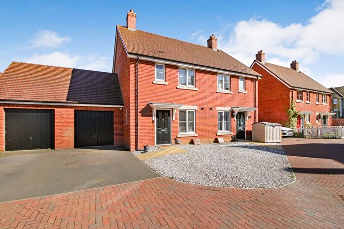 3 Bedroom Semi-detached House For Sale In Parry Rise, Biggleswade, SG18