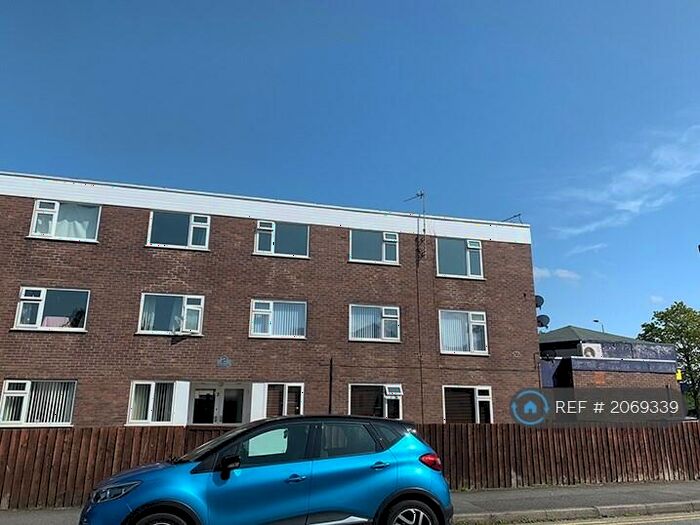 3 Bedroom Flat To Rent In Wood Lane, Greasby, Wirral, CH49