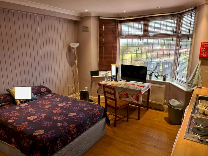 Studio To Rent In Gunnersbury Lane, Acton W3