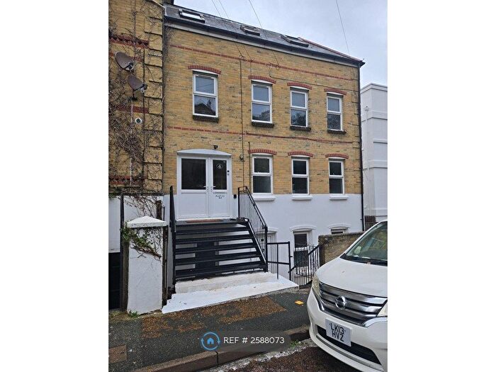 2 Bedroom Flat To Rent In Cliff Road, Cowes, PO31