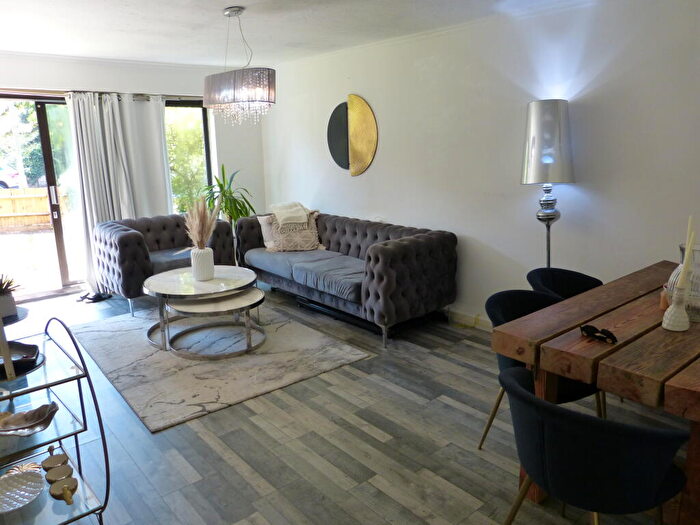 2 Bedroom Apartment To Rent In Bridge Lane, London, NW11