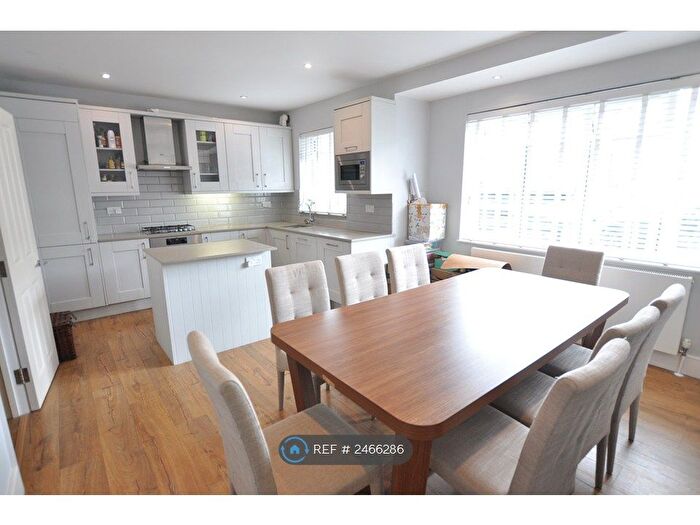 4 Bedroom Semi-Detached House To Rent In Ridgeview Road, London, N20