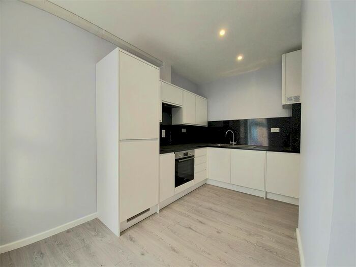3 Bedroom Flat To Rent In High Street, Sutton, SM1