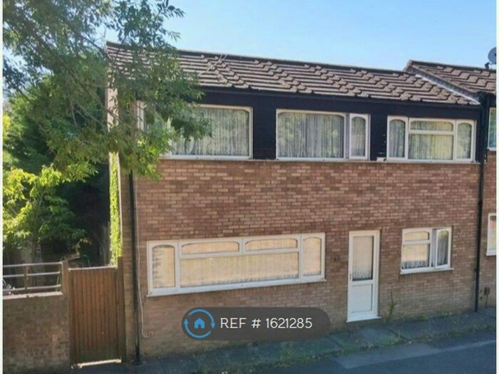 3 Bedroom End Of Terrace House To Rent In Buckingham Gate, Eaglestone, Milton Keynes, MK6