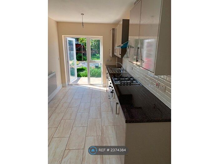 1 Bedroom Flat To Rent In Hibernia Gardens, Hounslow, TW3
