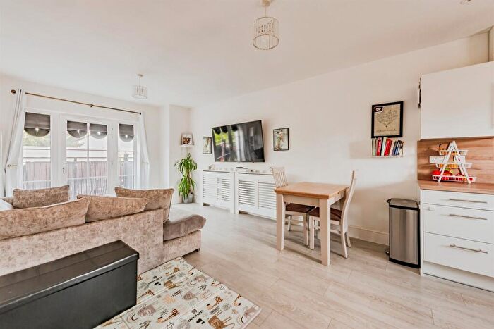 2 Bedroom Flat For Sale In Hoadley Road, Horley, RH6