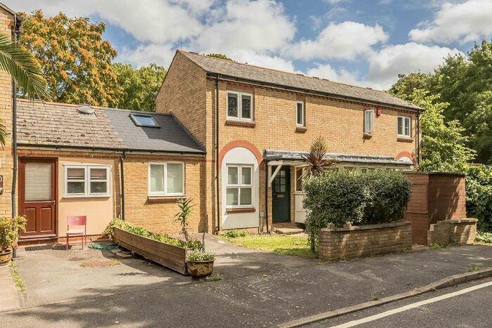 2 Bedroom Semi-Detached House To Rent In Longfellow Way, London, SE1