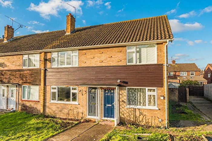 2 Bedroom Maisonette For Sale In Heath Grove, Sunbury-On-Thames, TW16