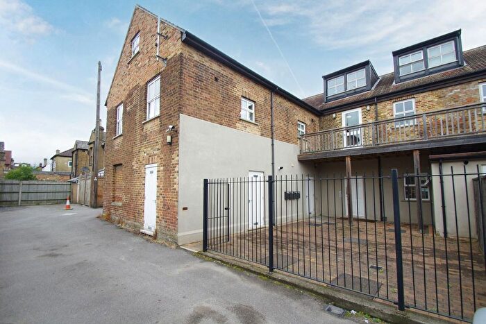 2 Bedroom Flat To Rent In Langley Road, Watford, WD17