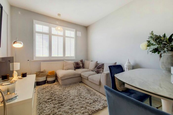 2 Bedroom Flat To Rent In Balham High Road, Wandsworth Common, London, SW17