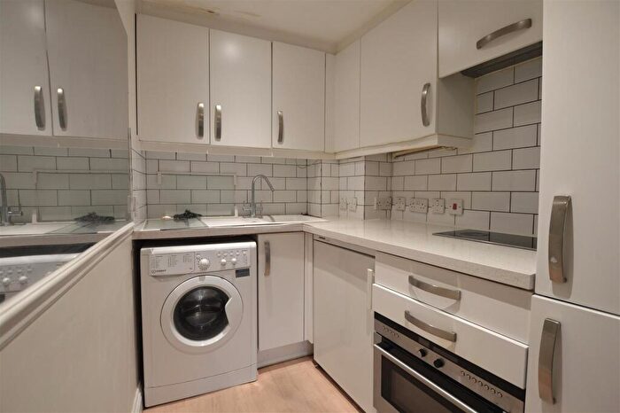 2 Bedroom Flat To Rent In Upton Park, Slough, SL1